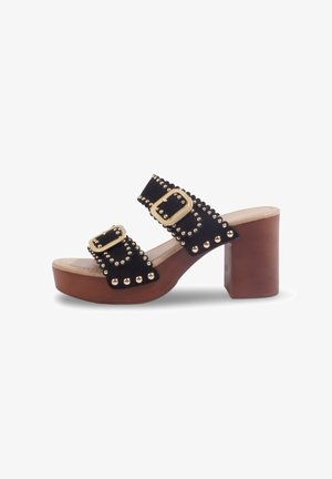 Sandale noire avec talon bloc en bois, deux larges brides avec boucles dorées et clous ronds dorés sur les bords.