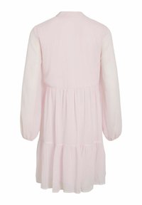 Robe longue à manches longues rose clair avec taille froncée et jupe à volants, vue de dos sur fond blanc.
