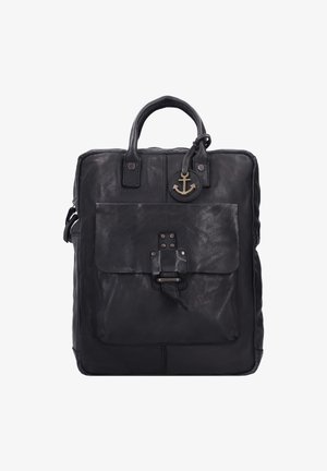 Schwarzer Leder-Rucksack mit doppelten Griffen, Fronttasche, die durch einen Riemen gesichert ist, und einem runden Anhänger mit einem Ankeremblem. Strukturierte Oberfläche.