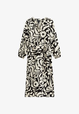 Czarna i biała sukienka w kwiatowy wzór z długimi rękawami, dekoltem w serek, przewężoną talią i paskiem z tkaniny. Gładki, lekki materiał.