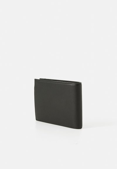 Billetera de cuero negro con un diseño elegante. Presenta una textura suave, forma rectangular compacta y detalles de costura a lo largo de los bordes.