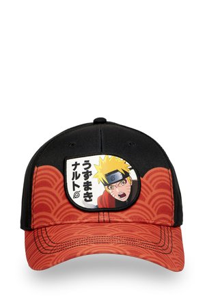 Casquette noire et rouge avec un motif de vagues rouges texturé, arborant un patch carré imprimé représentant un personnage avec des cheveux blonds et un bandeau.