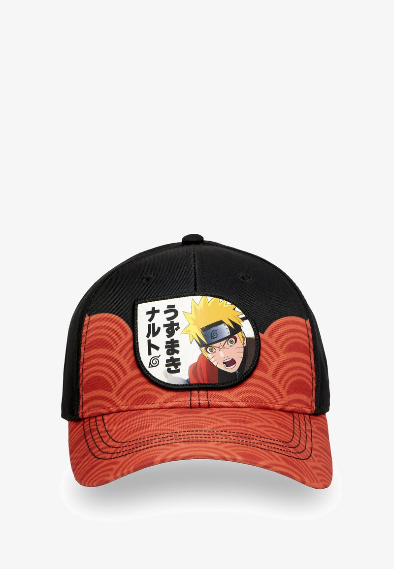 Casquette noire et rouge avec un motif de vagues rouges texturé, arborant un patch carré imprimé représentant un personnage avec des cheveux blonds et un bandeau.