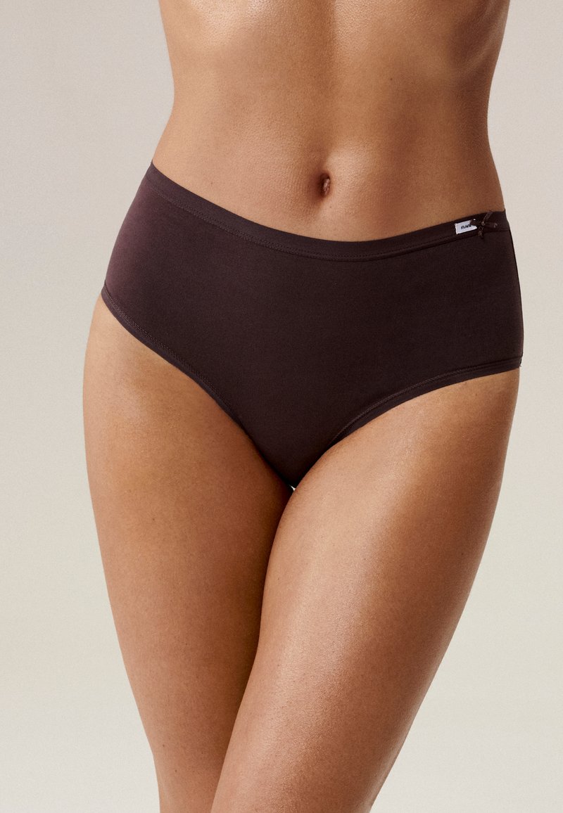 Brązowe majtki z wysokim stanem wykonane z gładkiej tkaniny, z bezszwowym wykończeniem i małą metką marki po boku.