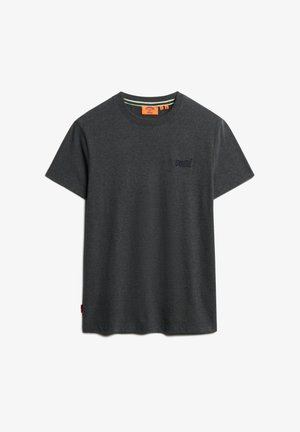 T-shirt en coton gris foncé avec un col rond, des manches courtes et un petit logo bleu sur la poitrine. Texture lisse avec des détails de design minimaux.