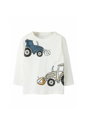 Hvid langærmet børneskjorte med blå og beige traktorillustrationer, der skovler jord på forsiden.