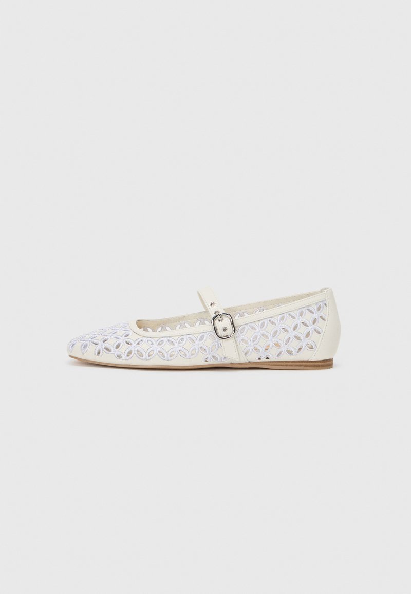 Ballerines blanches avec motif floral découpé au laser, bout pointu et sangle réglable avec boucle en métal. Texture douce et design élancé.