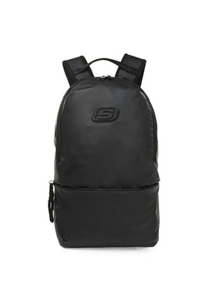 Mochila negra hecha de un material liso y duradero; cuenta con correas ajustables, un asa en la parte superior y un bolsillo delantero con cremallera que lleva un logo.