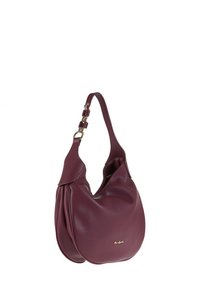 Borsa in pelle bordeaux con design hobo, dotata di una singola tracolla regolabile e un discreto logo dorato nella parte anteriore inferiore.