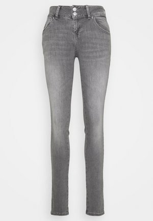 Jeans skinny de mezclilla gris con un diseño de cinco bolsillos, que cuentan con una cintura con botón y un sutil desgaste en toda la tela.