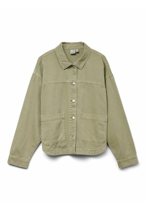 Kurtka w kolorze oliwkowej zieleni zapinana na guziki, z kołnierzem, długimi rękawami i dwoma naszywanymi kieszeniami z przodu, ułożona płasko na białym tle.