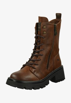 Bottine en cuir marron avec lacets et fermeture éclair sur le côté, dotée d'une semelle épaisse noire et d'un talon surélevé ; texture lisse et accents matériels minimaux.