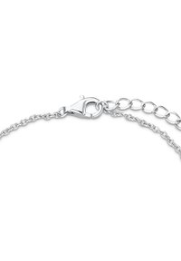 Collana in argento con chiusura a gancio e maglie regolabili su sfondo bianco.