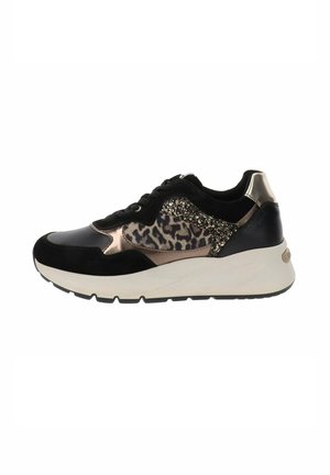 Czarny sneaker z nadrukiem w panterkę, brokatowymi akcentami, złotymi metalicznymi detalami i grubą białą podeszwą, pokazany z profilu na białym tle.