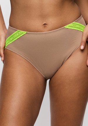 Beige bikinibroekje met een geribbelde textuur en een neon groene elastische tailleband met bedrukte tekst. Mid-rise model met gladde randen.