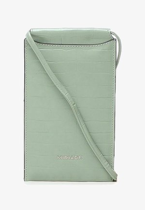 Krokodillenachtig groen leren schoudertas met een opklapbare bovenkant, verstelbare schouderband en geperste "MIRIADA" logo aan de voorkant.