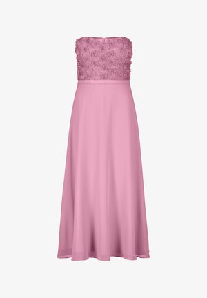 Lang A-lijn jurk in zachtroze. Strapless lijfje versierd met 3D rozen appliqués, vloeiende rok van lichte stof, sluiting met rits aan de achterkant.