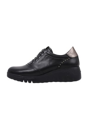 Sneaker en cuir noir avec un bout arrondi, un design à lacets, un accent métallique au talon et une semelle texturée avec de petites clous sur le côté.