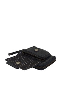 Portefeuille texturé noir avec des pois dorés sur un rabat, fermeture éclair et bracelet pour poignet. Présente une fermeture éclair dorée contrastante et un bouton pression.