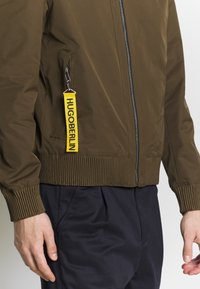 HUGO Bomberjacka - olive
