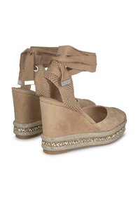 Beige wedge espadrilles met gevlochten enkelbandjes, ronde neus, bovenwerk van suède en versierd met een decoratieve parelrand langs de zool.