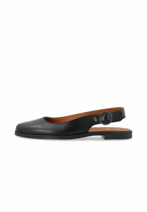 Czarny skórzany but slingback z zaokrąglonym noskiem, minimalistycznym wzornictwem, otwartym tyłem oraz okrągłą klamrą. Płaska gumowa podeszwa.