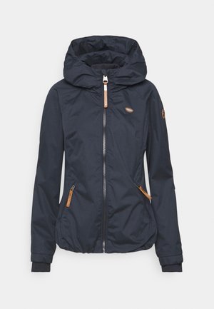 Granatowa kurtka z kapturem, zapinana na zamek z przodu, z dwoma kieszeniami na zamek z brązowymi uchwytami, elastycznymi mankietami oraz małymi naszywkami z logo na piersi i rękawie.