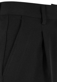 Schwarze Stoffhose mit sichtbarer Seitentasche, Gürtelschlaufe und vorderer Kellerfalte.