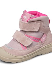 Stivaletti per bambini in suede rosa e mesh con strap in Velcro, punta arrotondata e suola in gomma. Presentano un marchio impermeabile e motivi colorati.