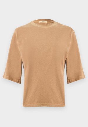 Camiseta marrón de manga corta en tejido suave con cuello redondo y dobladillo recto, con mangas dobladas y detalles sutiles de costura.