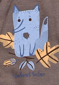 Blauwe cartoonvos met een hartpatroon, zittend op een tak met gele bladeren en een eikel, gedrukt op een bruine stof achtergrond. Onderste tekst leest "Weekend Wees Schattig."