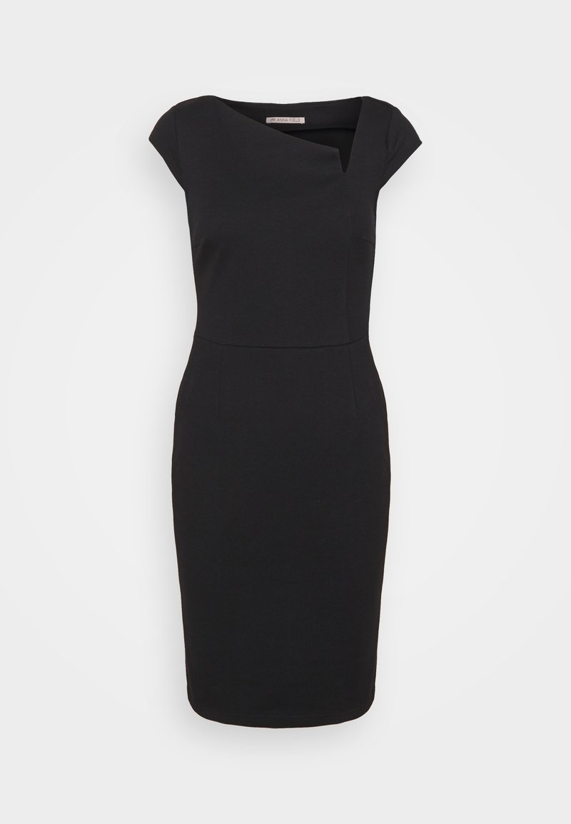 Robe noire ajustée longueur genou avec manches courtes et encolure asymétrique sur fond blanc.