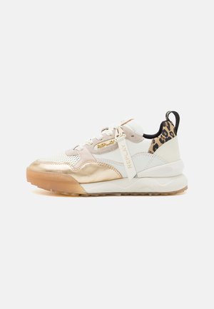 Sneaker con punta in metallo dorato, sovrapposizione in rete bianca e pelle, dettagli con stampa leopardata e suola spessa. Presenta lacci e dettagli di branding.