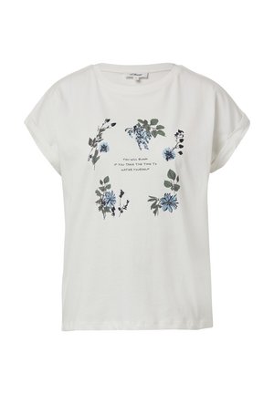 Witte katoenen t-shirt met korte omgeslagen mouwen, versierd met bloemenprints in blauw en groen, en de tekst "Je zult bloeien als je de tijd neemt om voor jezelf te zorgen."