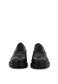 Scarpe in pelle nera con una texture liscia, punta rotonda e sei occhielli. Presentano una suola in gomma e dettagli di cucitura sottili.