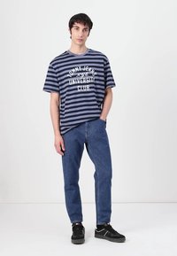 Tommy Jeans STRIPE TEE - Marškinėliai su spaudiniu - dark night navy/blue moment