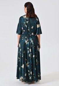 Maxikleid aus dunkelblauem Satin mit floralem Muster, kurzen Ärmeln, gerafftem Taillenbund und fließendem Rock. Glatte Textur und elegantes Design.