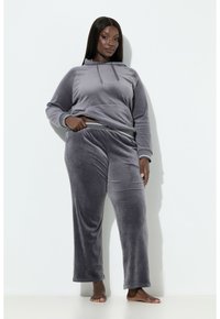 Grau Velours Loungewear-Set mit Kapuzenoberteil und passenden Hosen. Der Stoff hat eine weiche Textur mit Bündchen und einem elastischen Bund.