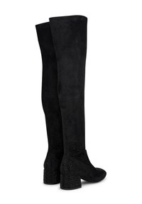 Botas negras hasta la rodilla de ante, con un diseño texturizado y adornadas con pequeños strass en el tacón grueso.