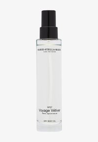 Klar glasflaska med svart pumpspets. Etiketten visar "Voyage Vétiver" och listar vetiver, salvia och havssalt. Kapacitet 100 ml.