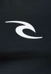 Sort stof med en glat tekstur har et fremtrædende hvidt swirl-logo, der angiver brandidentitet.