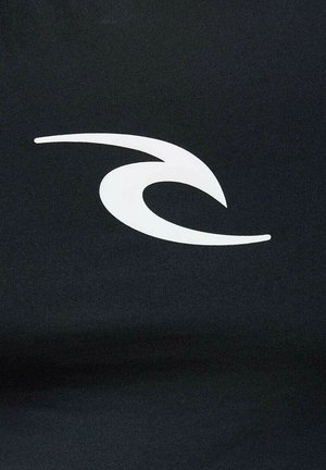 Zwarte stof met een gladde textuur bevat een opvallend wit spiraallogo, dat de merkidentiteit aangeeft.
