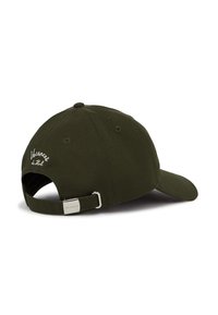 Casquette de baseball vert olive avec une visière incurvée, logo brodé à l'arrière, sangle métallique ajustable et tissu à texture lisse.