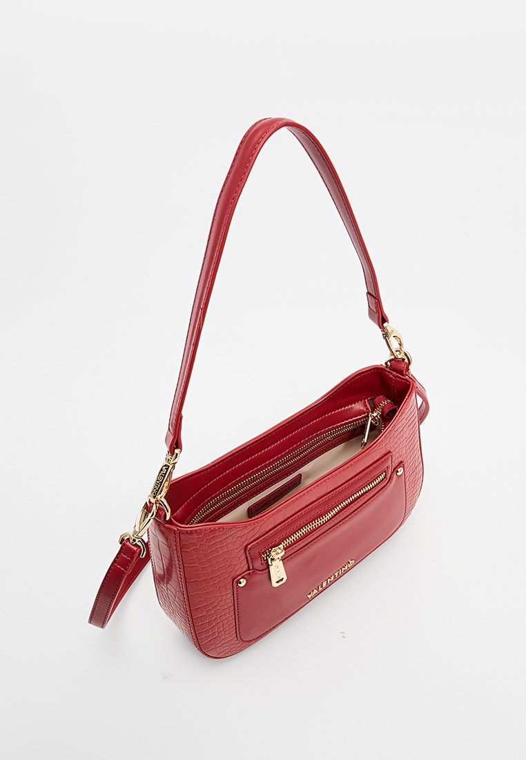 Borsa a tracolla in pelle rossa con texture, dotata di una sola tracolla, hardware dorato e una tasca con zip. Presenta un rivestimento interno liscio. Forma compatta e rettangolare.