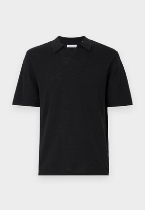 Polo negro de manga corta hecho de una tela suave. Presenta un cuello clásico y una textura sutil. Diseño simple y minimalista.