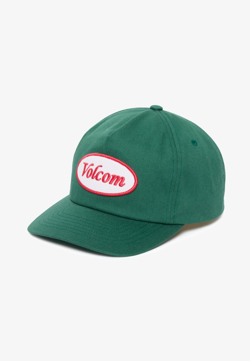 Casquette de baseball en tissu vert avec une visière incurvée et un patch ovale blanc portant l'inscription "Volcom" en lettres rouges cursives sur le panneau avant.