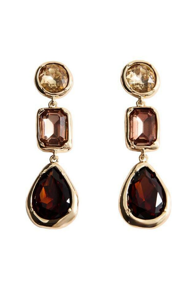 Les boucles d'oreilles pendantes en ton doré présentent trois pierres précieuses taillées : une ronde marron clair en haut, un rectangle beige au milieu, et une goutte marron foncé en bas.