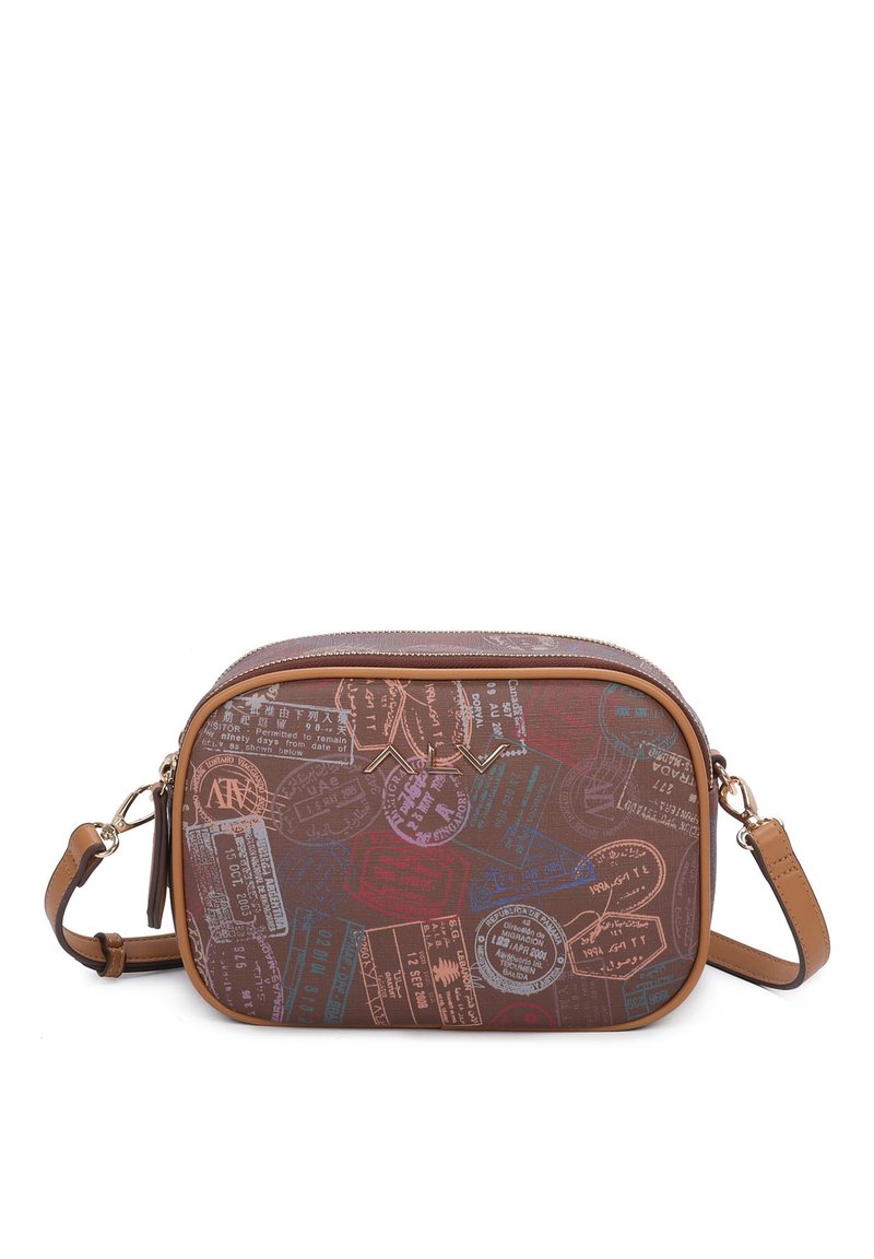 Borsa a tracolla marrone con un motivo di timbri da viaggio multicolori, con chiusura a zip e una tracolla beige. Materiale sintetico liscio.