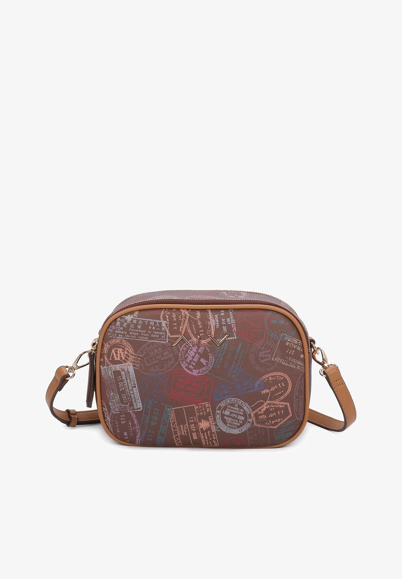 Bruine schoudertas met een patroon van veelkleurige reisstempels, met een ritsluiting en een tan kleurige schouderband. Glad synthetisch materiaal.