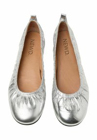 Ballerine in pelle argento con dettagli arricciati sulla punta e una morbida fodera interna. Design leggero con profilo basso.